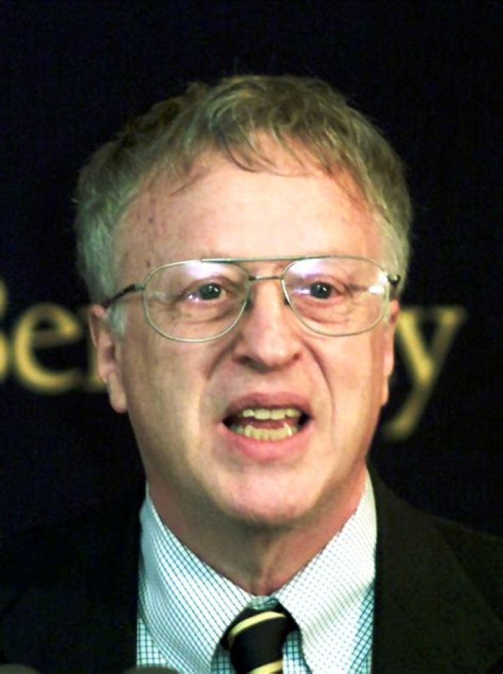 Akerlof Impose Uniform Tax on Carbon Emissions to Fight Global